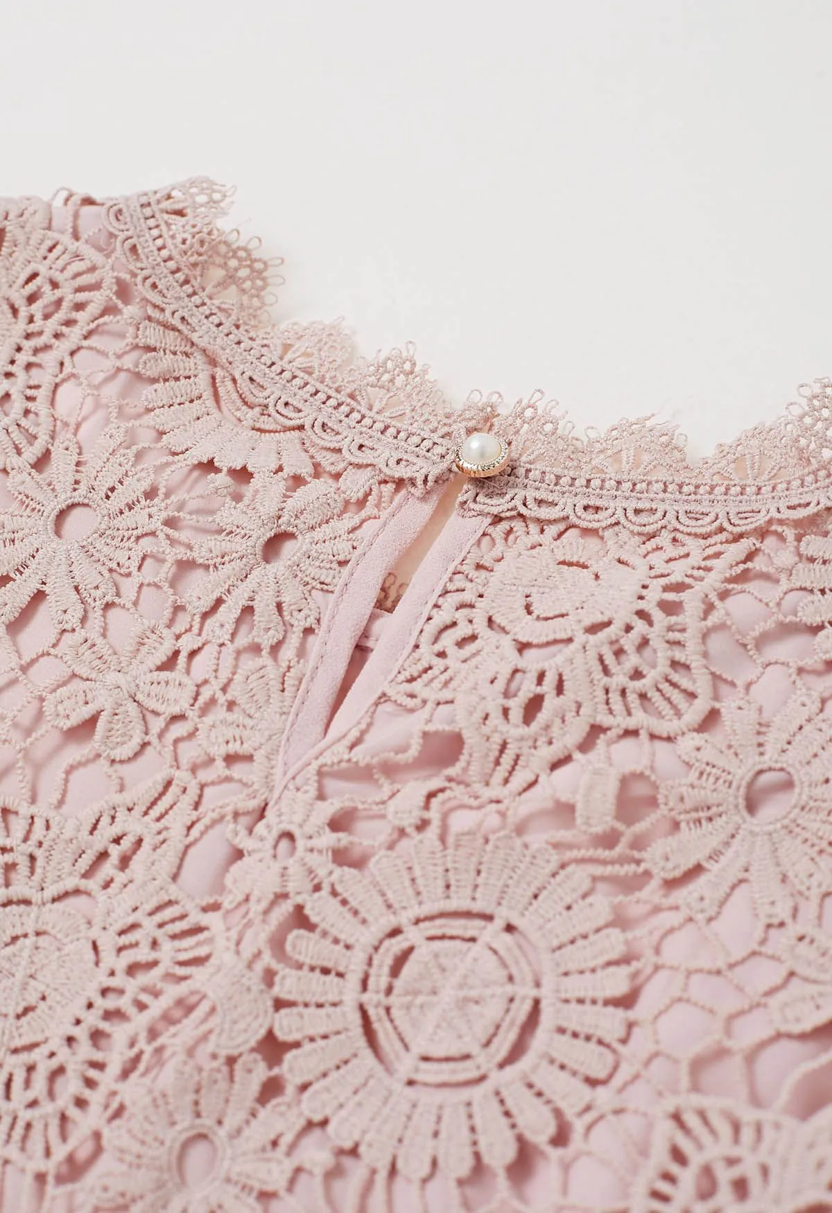 Haut à manches coudières en dentelle guipure florale en rose