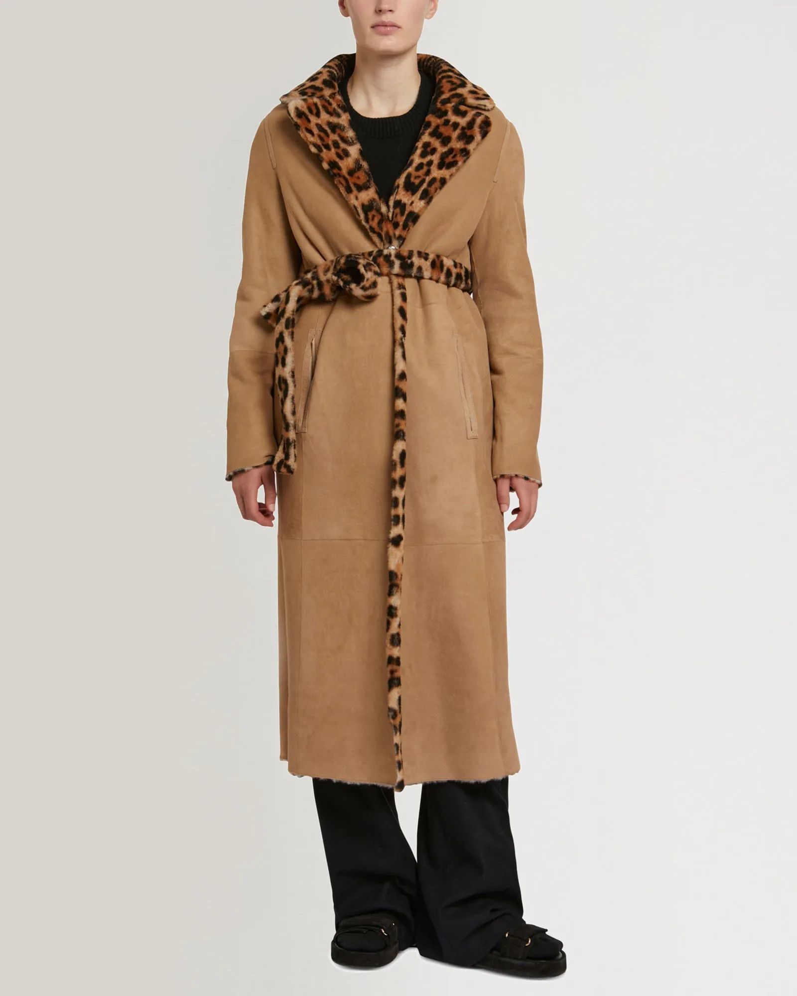 Manteau long ceinturé en peau lainée réversible
