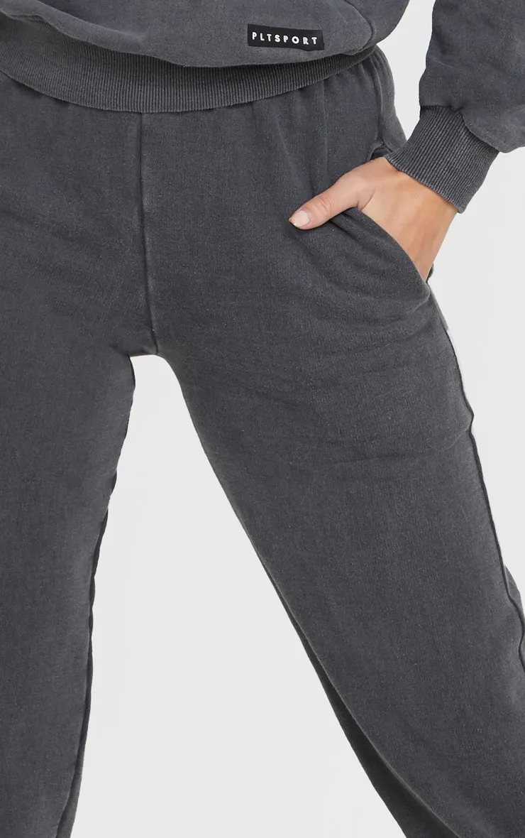 PRETTYLITTLETHING Jogging sport anthracite à écusson