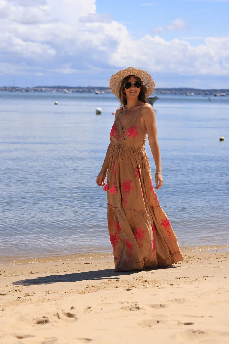 Robe longue camel à bretelles broderie palmiers fuchsia