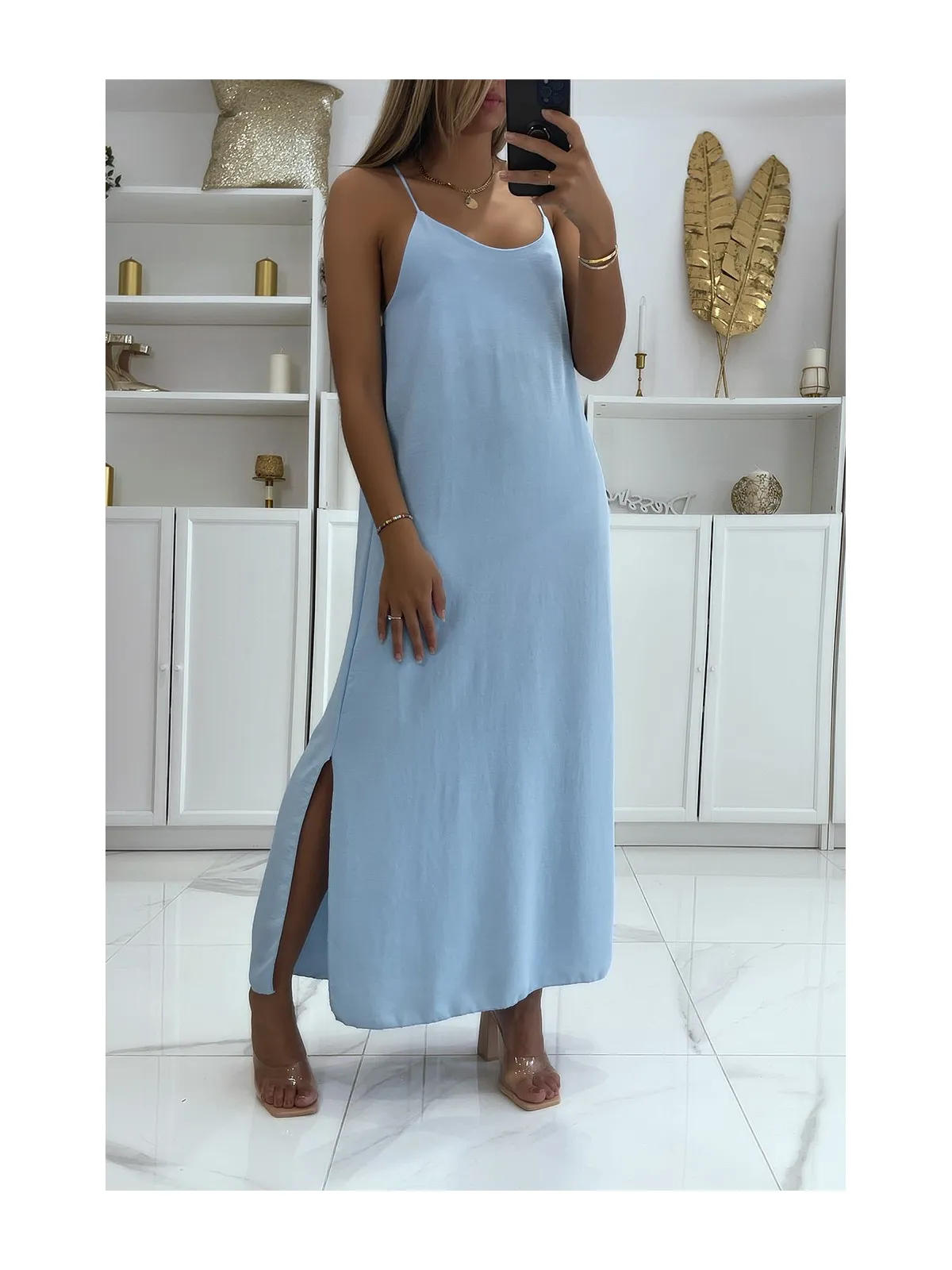 Robe simple turquoise longue et fendue sur le coté à bretelles fines et légèrement décolletée 