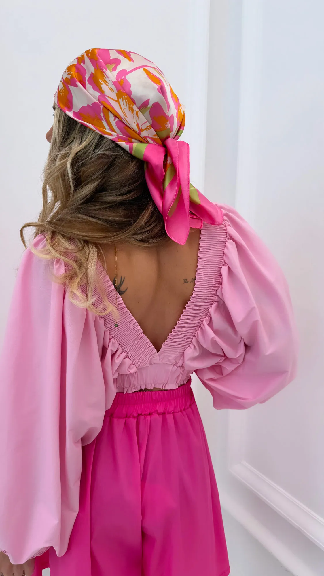Top rose décolleté manches ballons